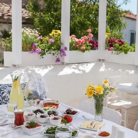 Yukari Sokak Vip Butik Hotel Alaçatı
