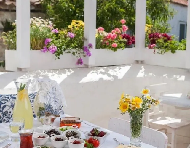 Yukari Sokak Vıp Butık * Alaçatı